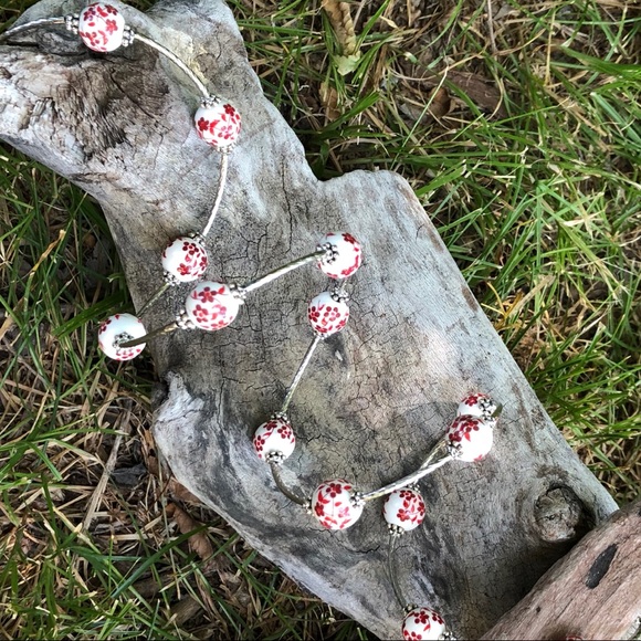 ❤️Bracelet - 12mm Porcelain Beads & Red Flowers❤️ - Picture 2 of 3